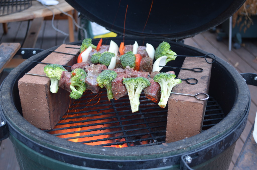 Overview of The Big Green Egg from the cooks perspective http://grillingmontana.com